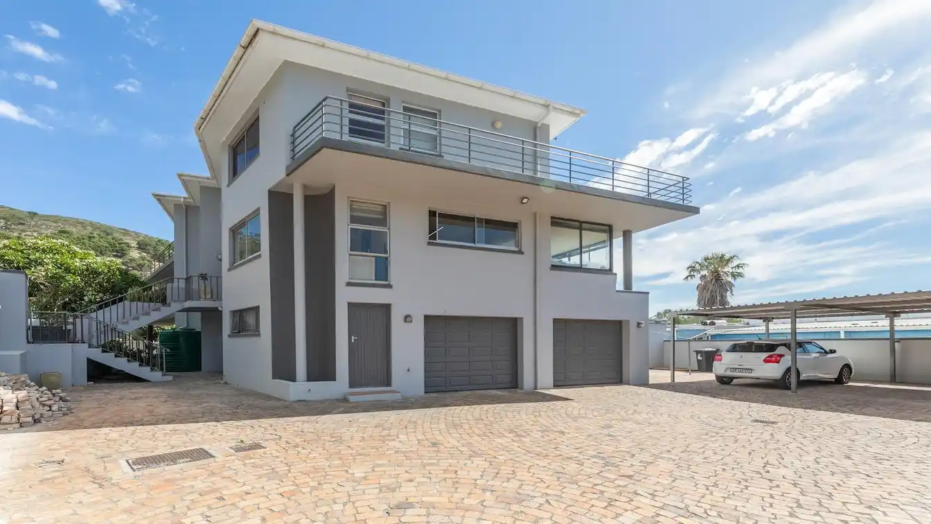 Exquisite Property with Table Mountain Views