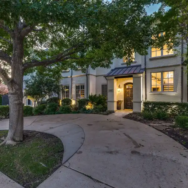 EXCEPTIONAL RESIDENCE IN SOUGHT-AFTER BRIARWOOD