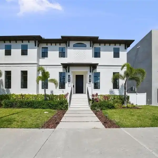 MODERN OPEN-PLAN POOL HOME