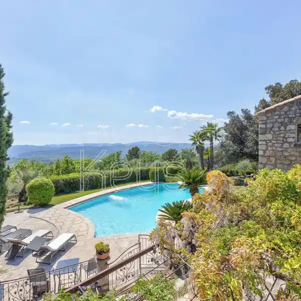 STUNNING PROPERTY BORDERED BY FOREST