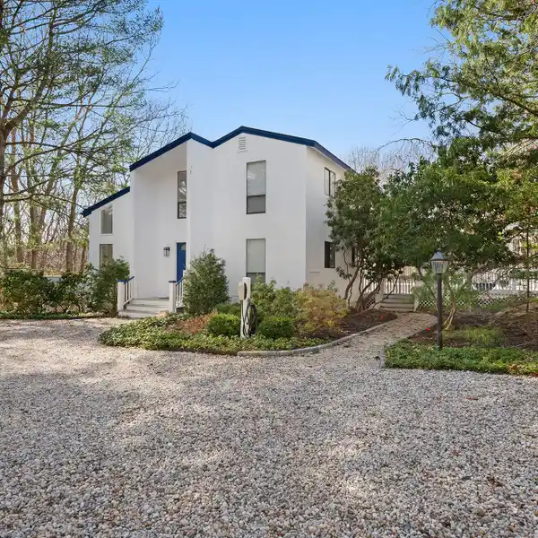 BEAUTIFULLY MAINTAINED AND COMFORTABLY FURNISHED EAST HAMPTON OAKS RENTAL