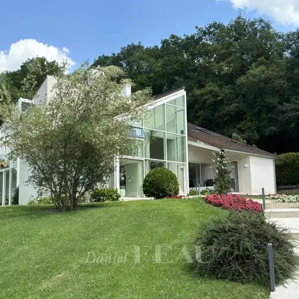 BRIGHT AND TASTEFULLY DECORATED PROPERTY IN A PEACEFUL LEAFY ENVIRONMENT