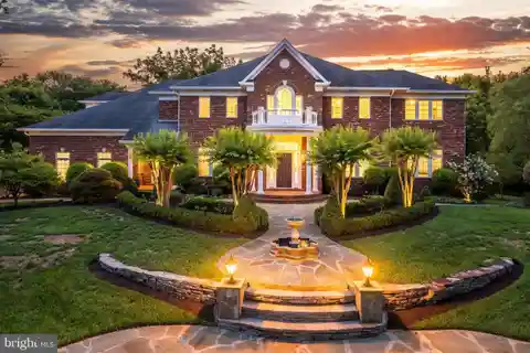 Spacious Retreat in Park-like Setting