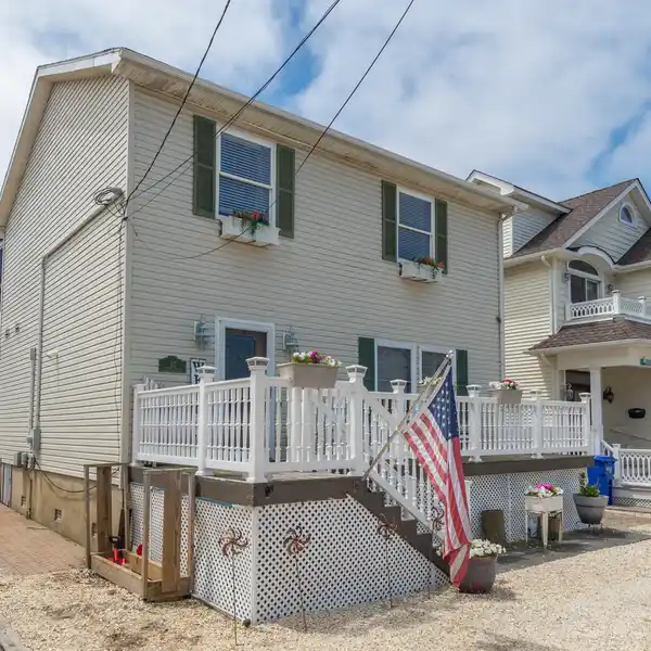 STUNNING BEACH BLOCK BEAUTY