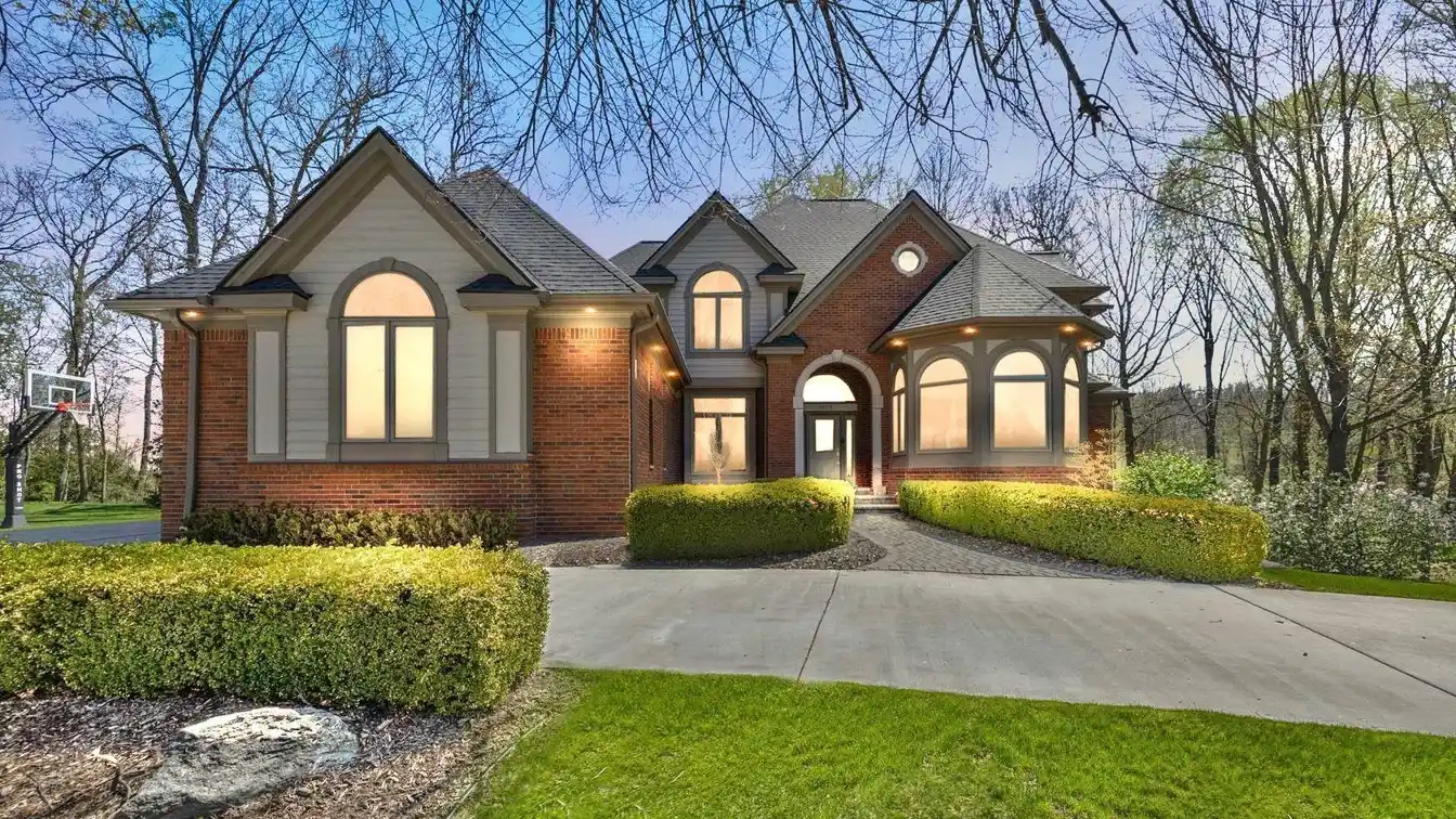 Well-maintained Colonial in Century Oaks