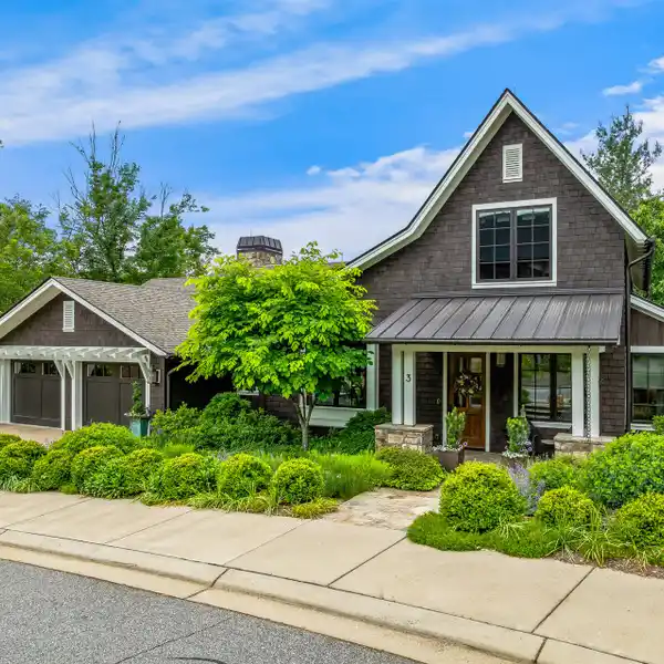 SOLAR-POWERED COMFORT MEETS THOUGHTFUL MODERN DESIGN