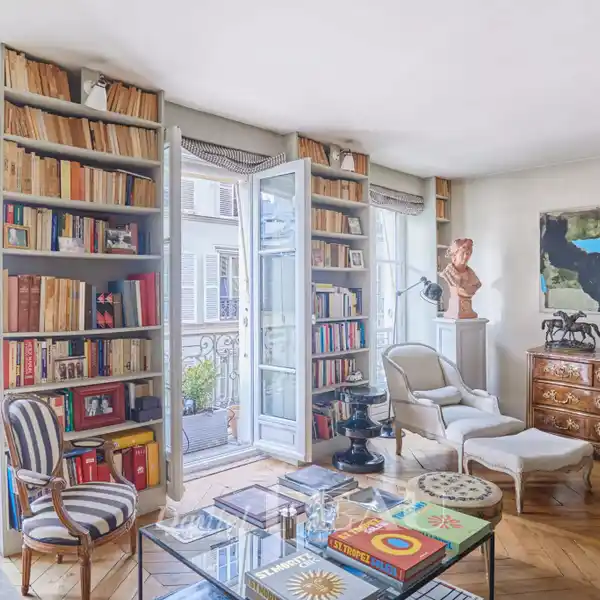 ELEGANT 2ND-FLOOR HOME IN HISTORIC BUILDING