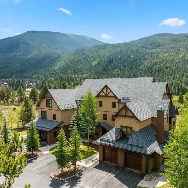 FULLY FURNISHED SINGLE-LEVEL TOWNHOME