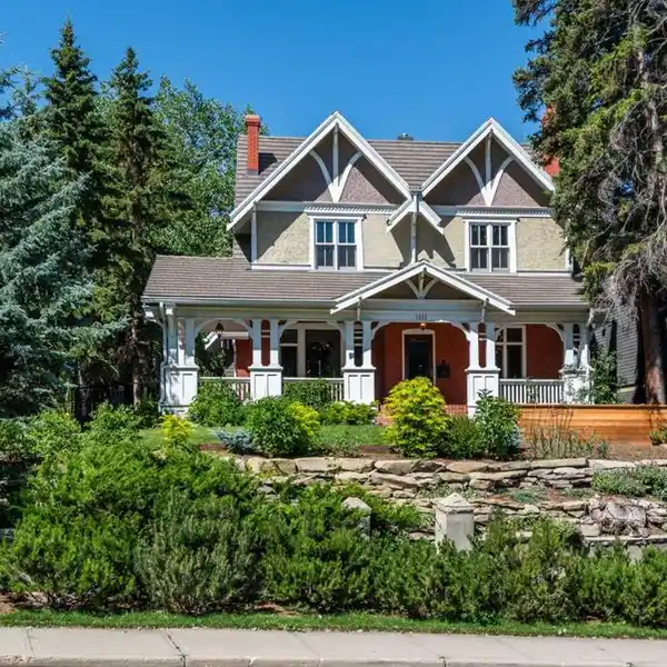 PICTURESQUE CRAFTSMAN STYLE CHARACTER HOME