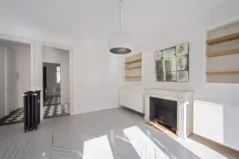 Light-Filled Champ-De-Mars Apartment