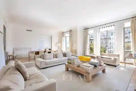 Air-Conditioned Apartment in Prestigious Stone Building