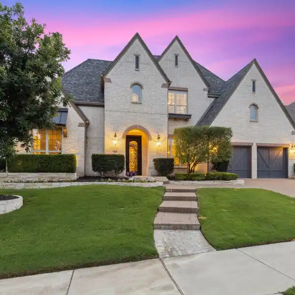 TIMELESS ELEGANCE MEETS TRANSITIONAL DESIGN IN WHITLEY PLACE