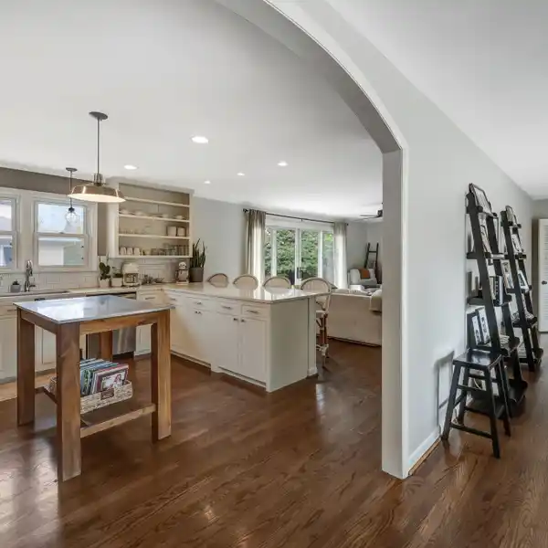 ONE-LEVEL LIVING JUST BLOCKS FROM FRANKLIN SQUARE
