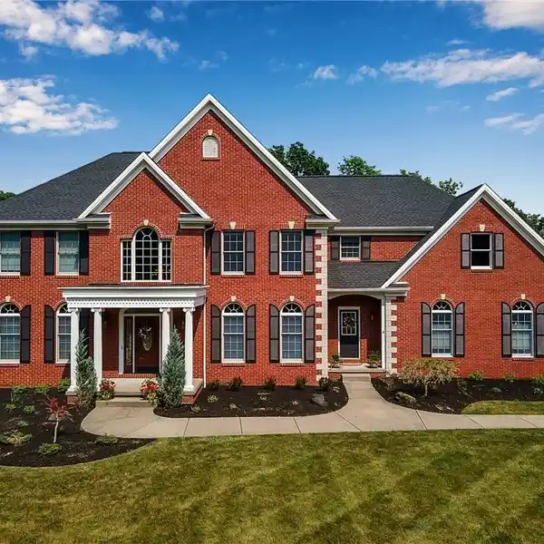 STUNNING NATALE BUILT BEAUTY