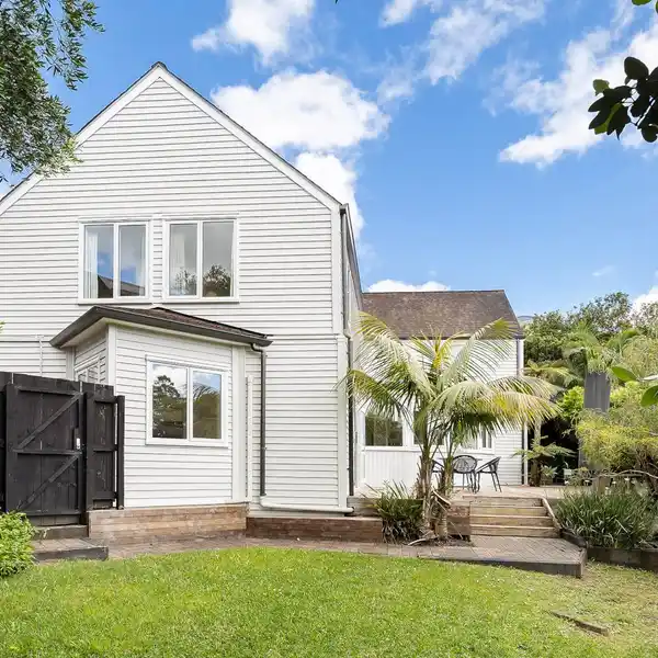 IMMACULATE MODERN RESIDENCE WITH LUSH PRIVATE GARDENS