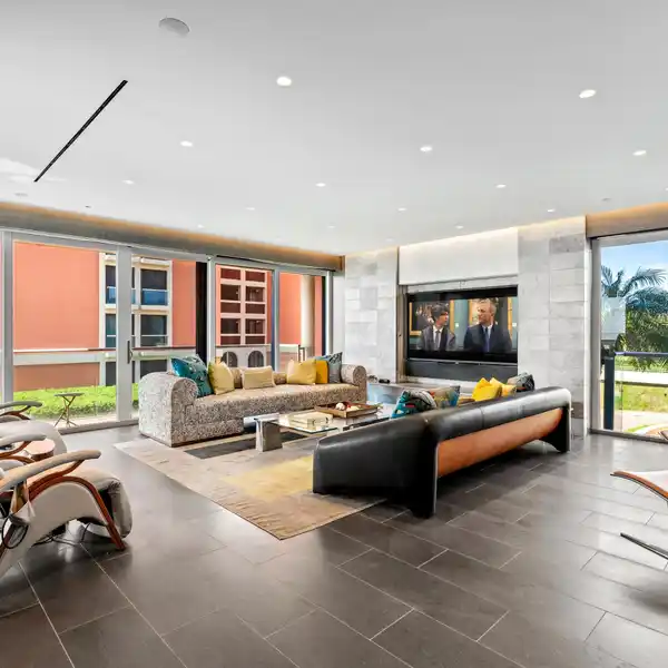 EXQUISITE RESIDENCE AT BREAKERS ROW