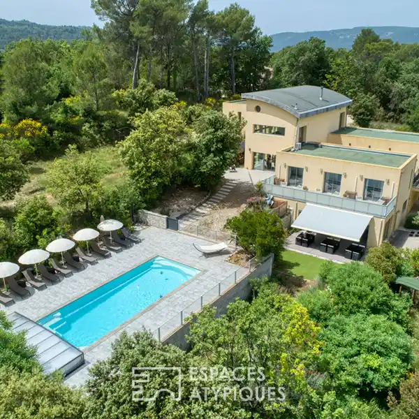 VOLUMINOUS CONTEMPORARY HOME ON THE HEIGHTS OF NEOULES