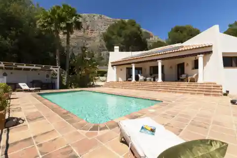 Elegant Villa in a Privileged Natural Setting
