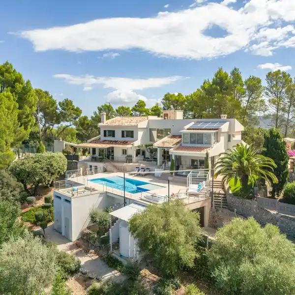 EXCLUSIVE FAMILY VILLA WITH POOL AND TENNIS COURT