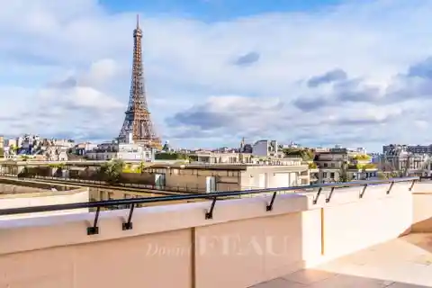 Meticulously Renovated Luxury Pied-a-terre
