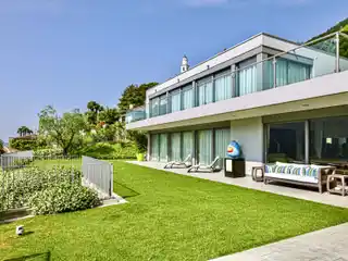 Sleek Home with a Fantastic Lake View