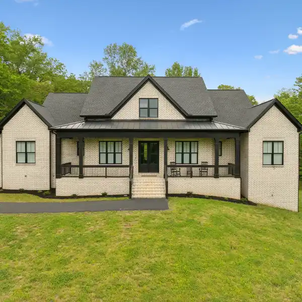 LUXURY AND COMFORT ON 18.62 ACRES