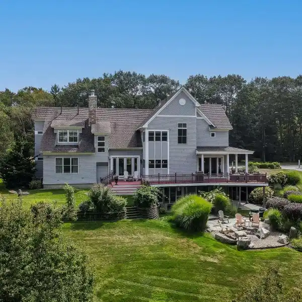 EXQUISITE WATERFRONT ELEGANCE