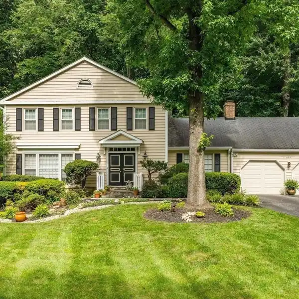 CUL-DE-SAC COMFORT WITH SUNROOM AND CHEF’S KITCHEN