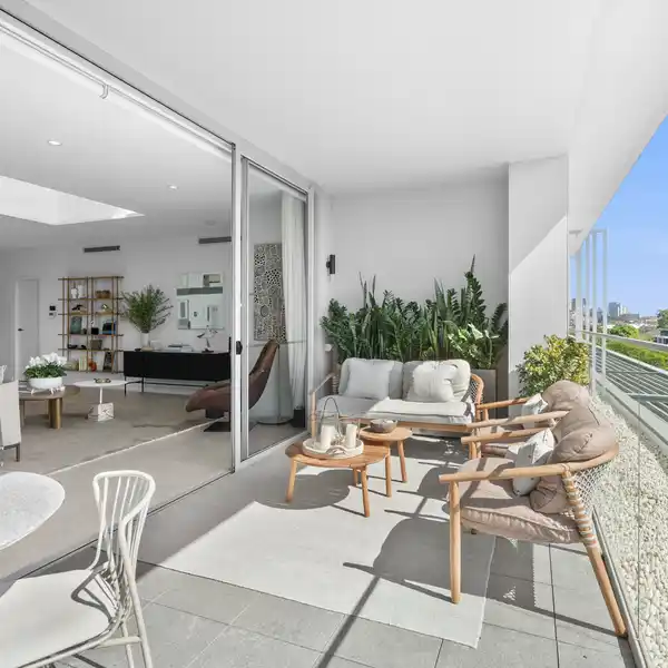 EXQUISITE TOP-FLOOR APARTMENT