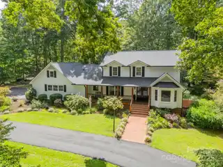 Charming Country Estate with Modern Farmhouse Style