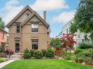 Spacious Four Bedroom with Gorgeous Stained Glass