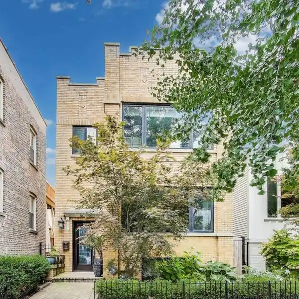 CONTEMPORARY ROSCOE VILLAGE GEM WITH ROOFTOP DECK