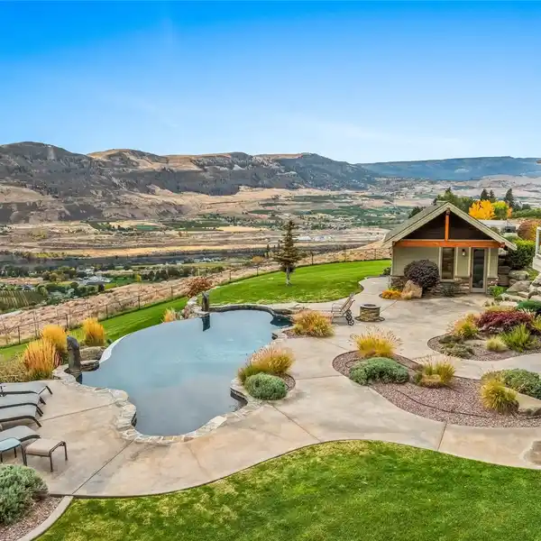 GORGEOUS CUSTOM BUILT HOME OVERLOOKING THE COLUMBIA RIVER
