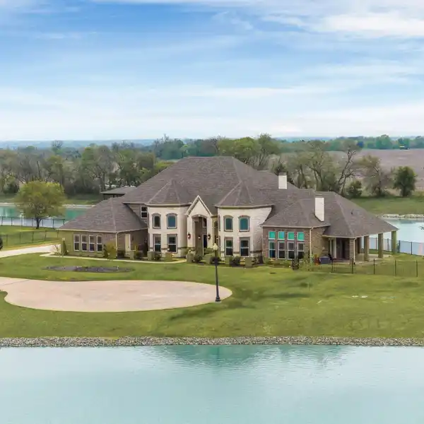 DISTINCT WATERFRONT PROPERTY