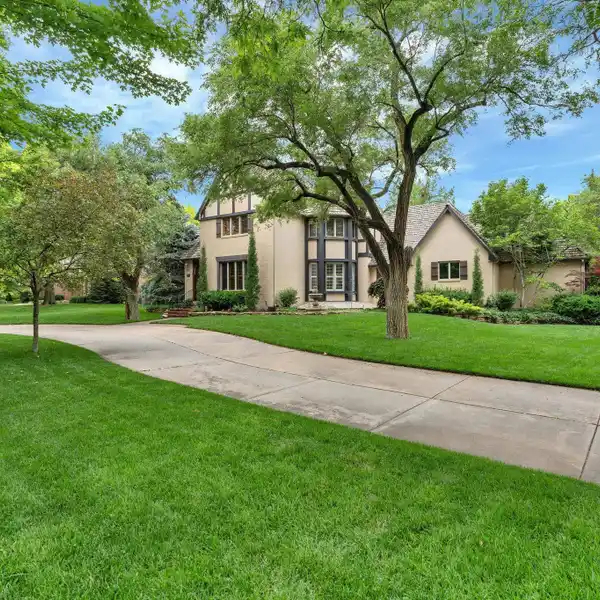 EXCEPTIONAL HOME IN THE WOODLAND ESTATES AT LAKEPOINT