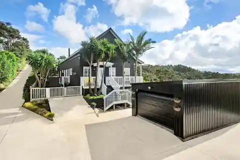 Modern Country Elegance on Sprawling Acreage