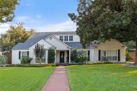 Charming Home with Versatile Living Spaces