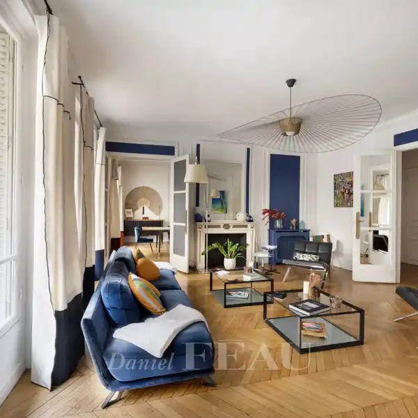 PEACEFUL DUAL-ASPECT FAMILY APARTMENT