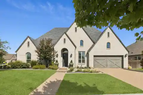 Luxury Frisco Residence with Quartz Island and Built-In Grill