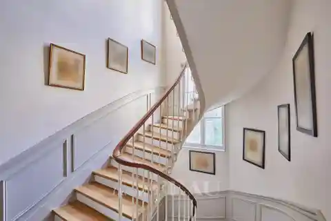 Peaceful Residence in a Concierge Building