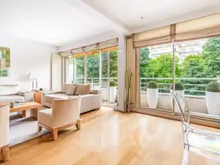 Dual-Aspect Apartment in Luxurious Mid 20th Century Building