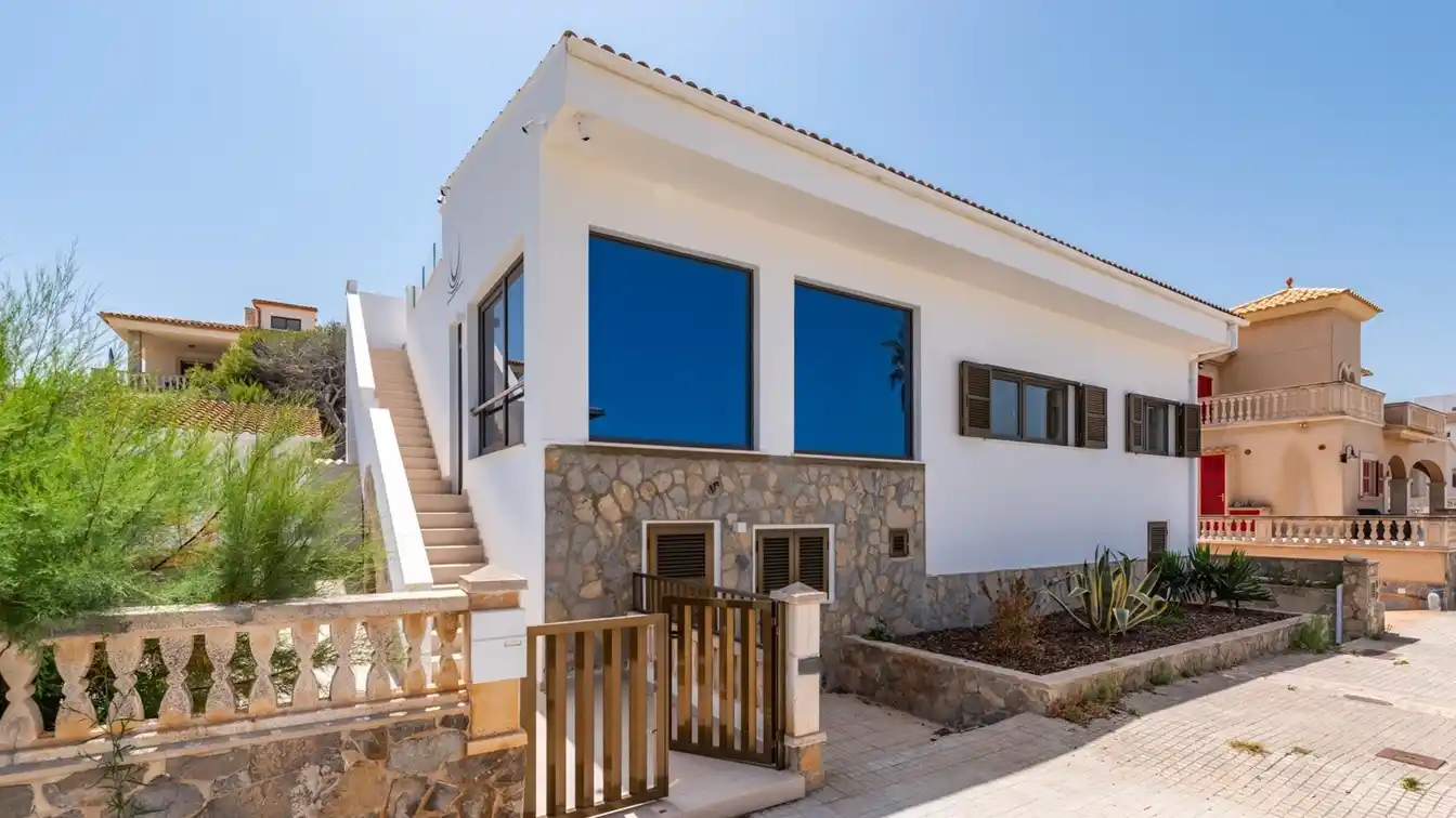 Charming Renovated Villa Steps to the Beach