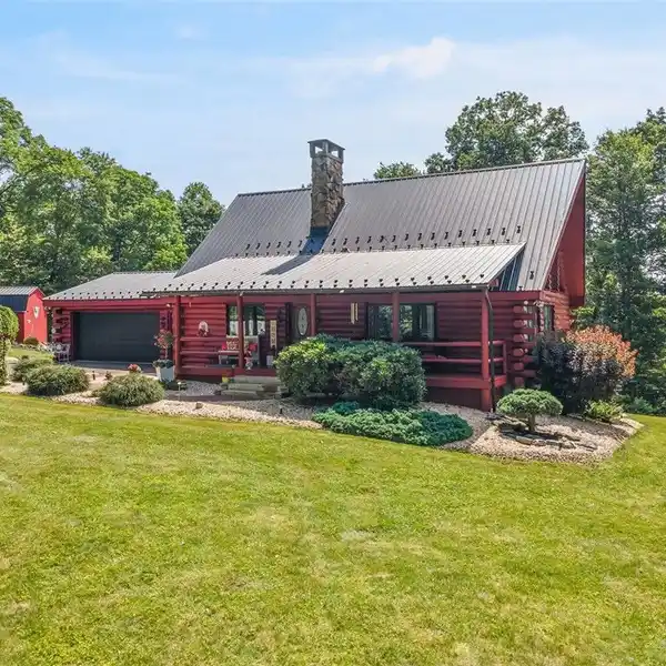 STUNNING COUNTRY RETREAT NEAR TOWN AMENITIES
