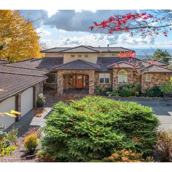 SOPHISTICATED LIVING WITH EVERYDAY COMFORT