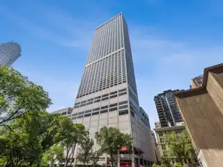 Elegant High-Rise Retreat on Magnificent Mile