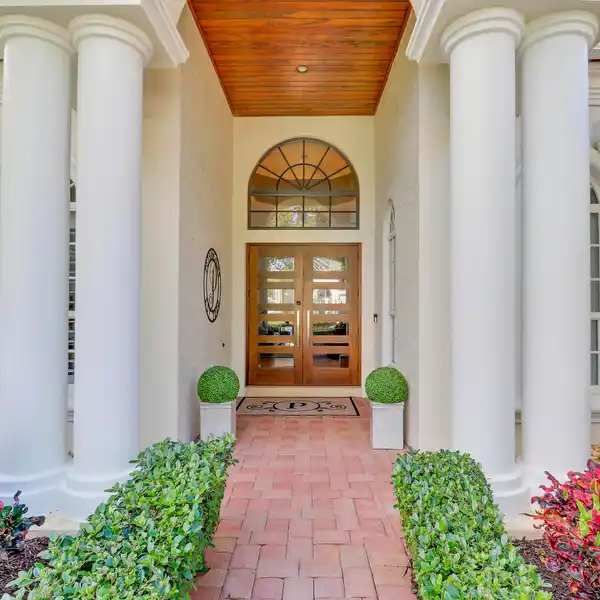 GRAND HOME WITH DESIGNER CHEF’S KITCHEN