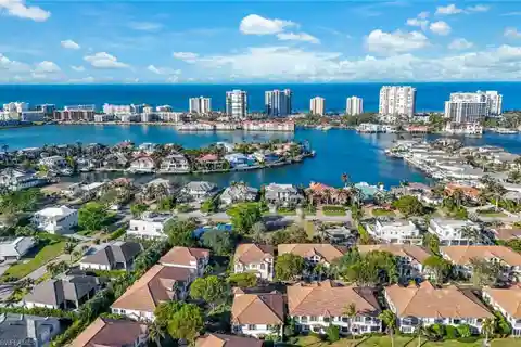 Impressive Three Bedroom Coach Home