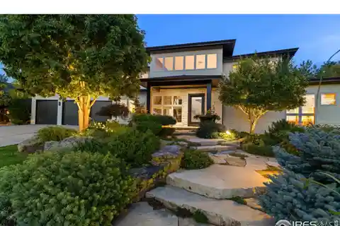 Gorgeous Contemporary Home at One with Nature