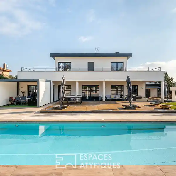 HIGH-END ARCHITECT-DESIGNED HOME