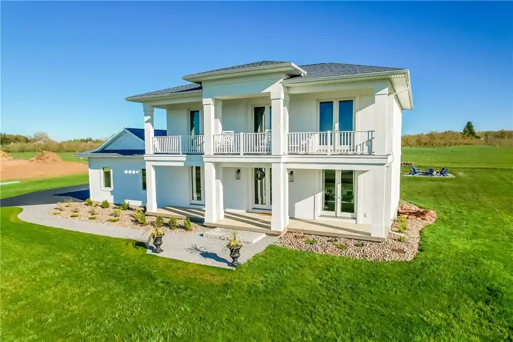 Architect Designed Newer Build in Lakewood Estates